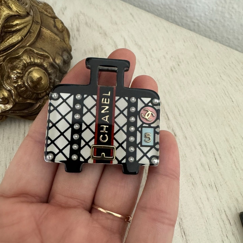 Chanel brooches / pin